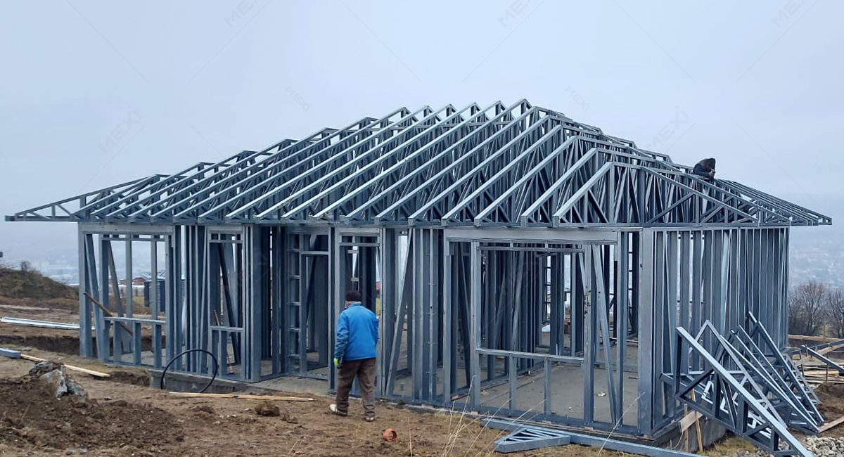 construcție de casă pe structură metalică ușoară
