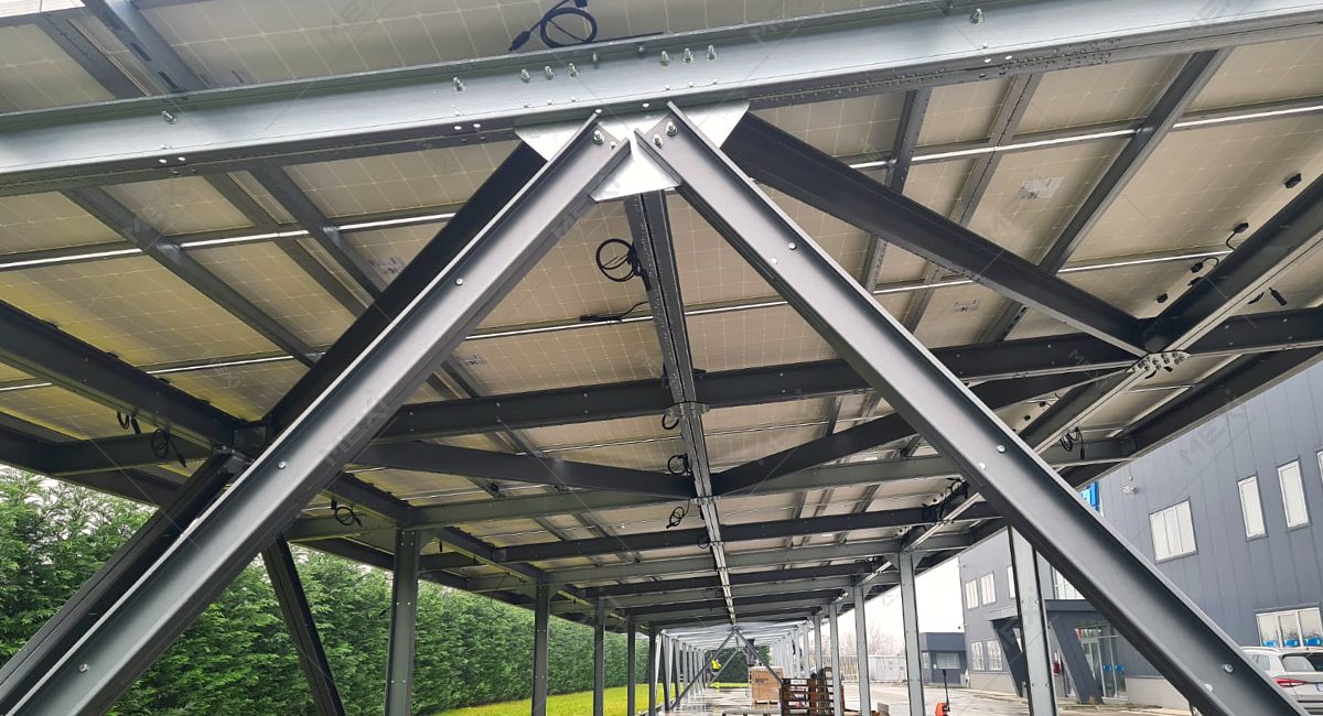 carport cu panouri fotovoltaice construit pe structură ușoară