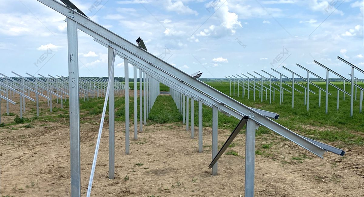 structură metalică bătută în sol pentru parc solar