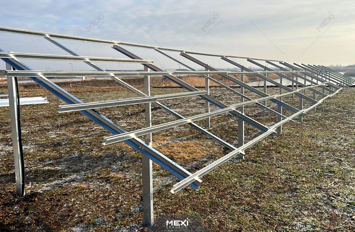 structură metalică bătută în sol pentru parc fotovoltaic
