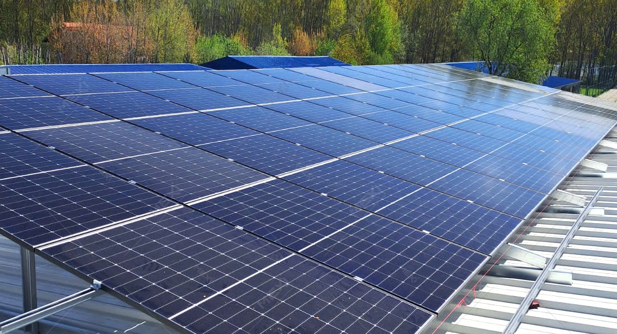 panouri fotovoltaice montate pe acoperiș pe structuri metalice MEXI